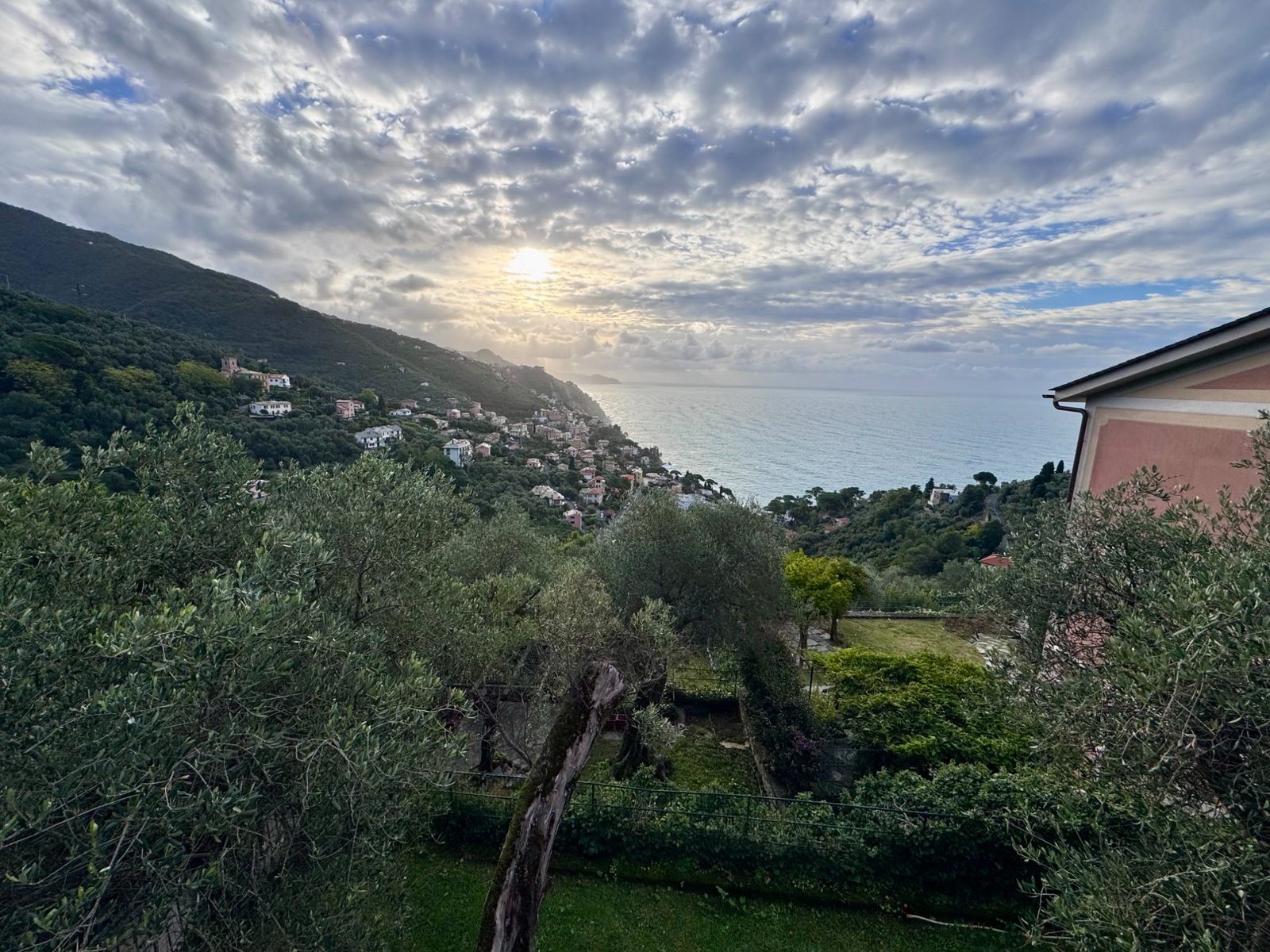 Meerblick in Zoagli Sant'Ambrogio mit Küstenpanorama der Riviera di Levante