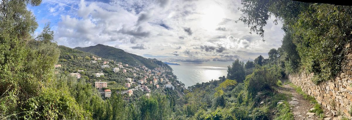 Wanderweg bei Zoagli mit Meerblick entlang der ligurischen Küste